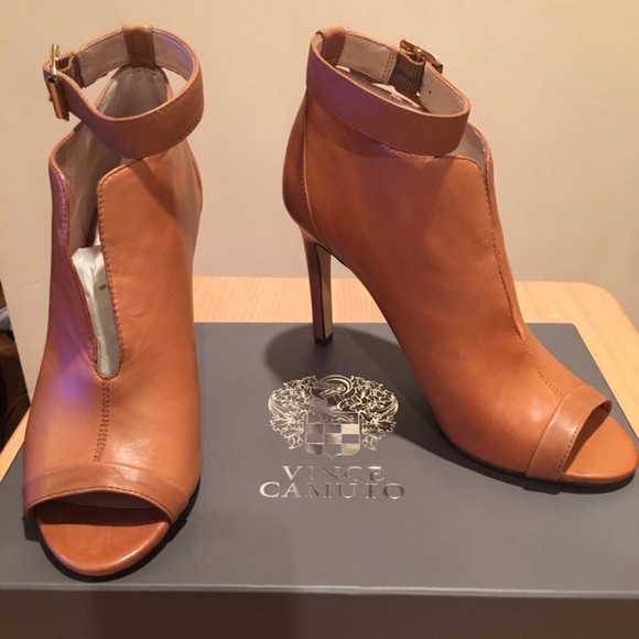 Vince Camuto Shoes - 🔥🔥Vince Camuto Klayton Booties fudge color NEW